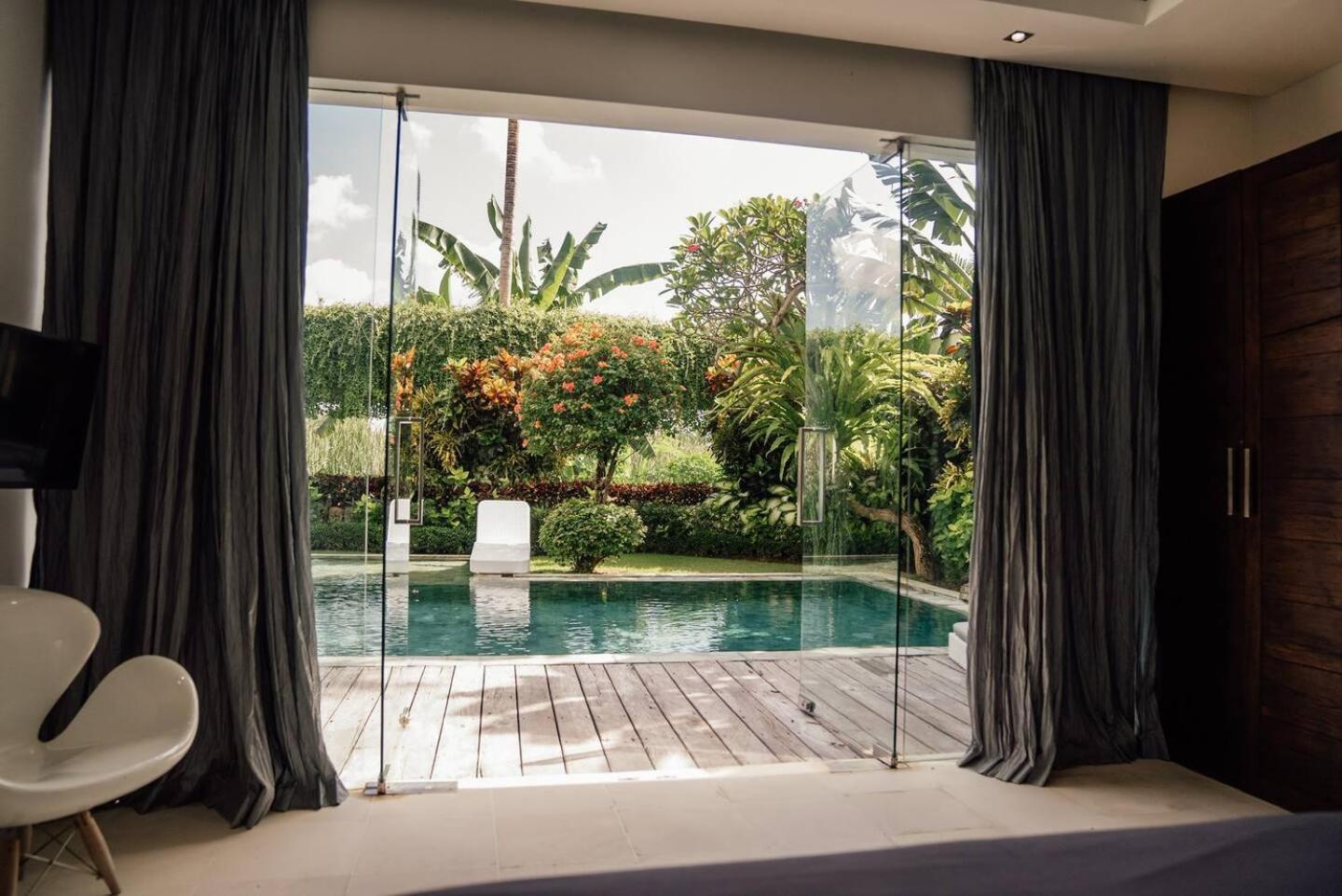 3 Service 5 * Seminyak (Bali)